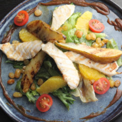 Фирменный салат Шарлотка с куриной грудкой на гриле
